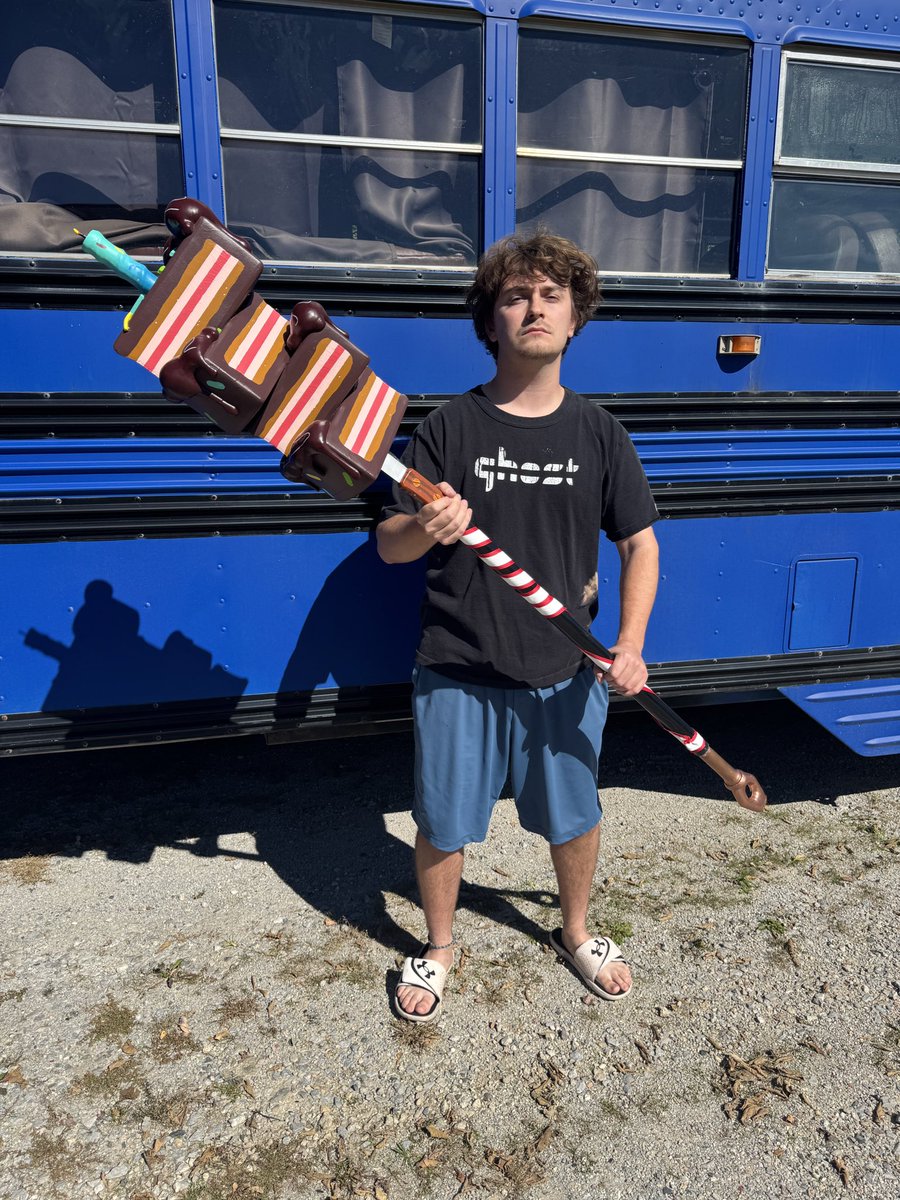 Evrizzle's tweet photo. I made the Cake Crusher pickaxe in real life⛏️

Happy 9th Birthday @Fortnite🎁🎈
#Fortniteㅤ https://t.co/YB2TBG3FTi