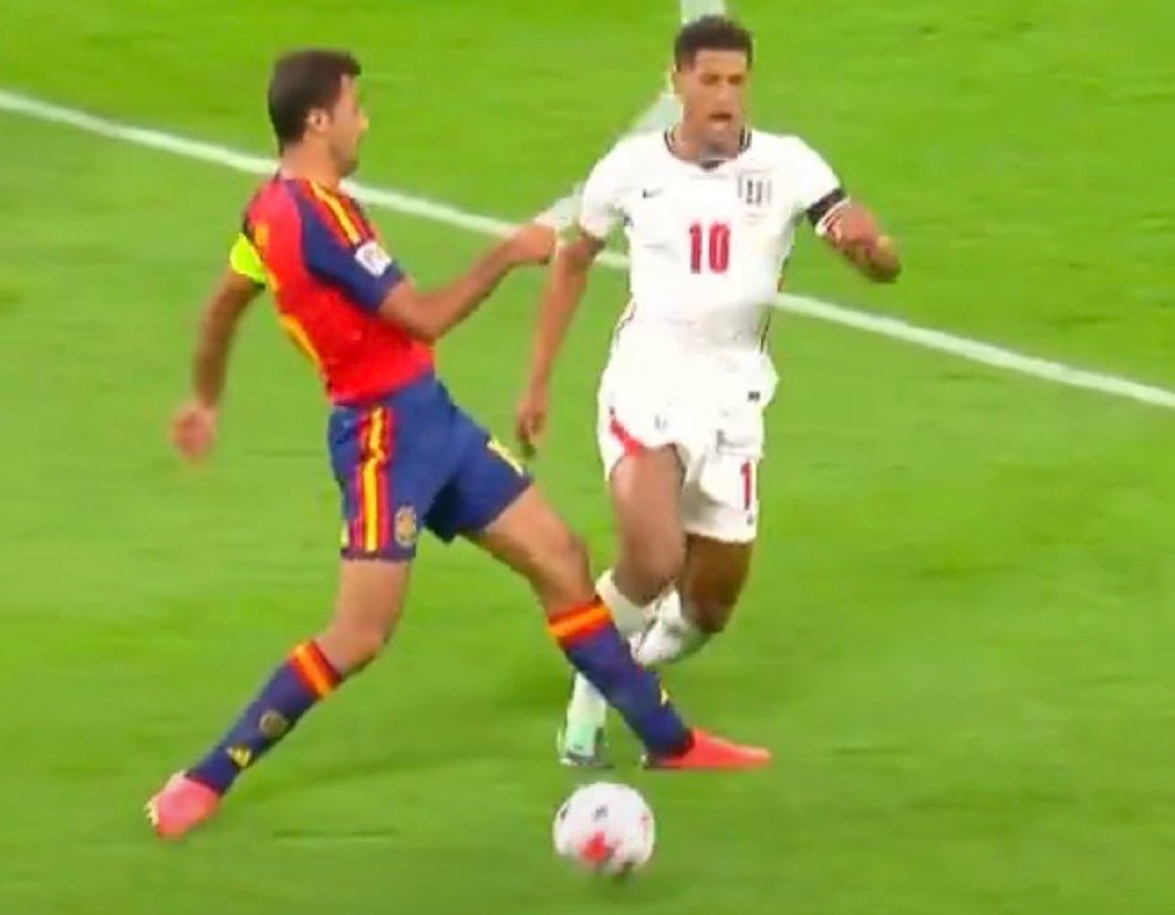 nokai's tweet photo. 🚨 A RODRI LE PITAN PENALTI SOBRE JUDE… CUANDO NO JUEGA CON EL BARÇA

En el Inglaterra–España, la acción se señala. Ahora imaginad la misma jugada en LaLiga, con Rodri de azulgrana y Bellingham de blanco.

¿También habría penalti? Yo tengo clarísima la respuesta. LaLiga está ADULTERADA.