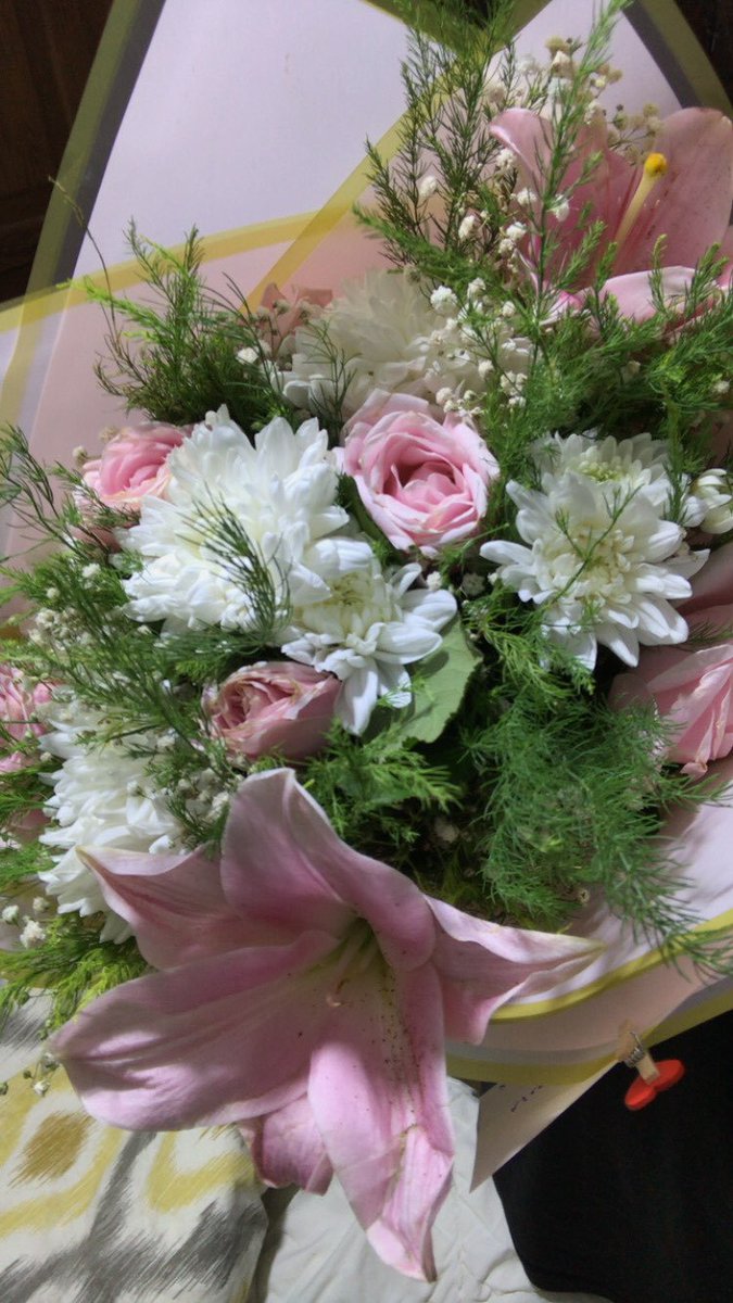 reeyy0o's tweet photo. تُهديني الورود، وهي أثمن هداياي.
She gives me flowers, and she is my precious gift. https://t.co/60Y4t3qQ2d