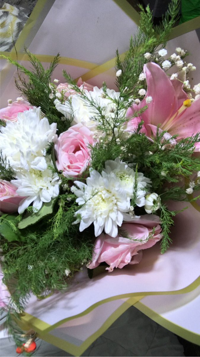 reeyy0o's tweet photo. تُهديني الورود، وهي أثمن هداياي.
She gives me flowers, and she is my precious gift. https://t.co/60Y4t3qQ2d