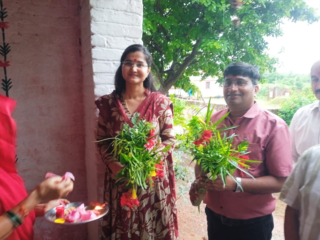 gssmp_org's tweet photo. ग्राम सुधार समिति की पहल के तहत पर्यटन ग्राम पूर्वा के आशा होमस्टे में जनपद पंचायत सीईओ सुश्री प्राची चौबे जी एवं एनआरएलएम, रीवा के डीप��एम श्री अमित मिश्रा जी का बघेली रीति-रिवाजों से स्वागत किया गया। स्थानीय व्यंजनों का स्वाद लेने के बाद गोदहा स्थित बाघेला होमस्टे का भी भ्रमण https://t.co/21OoSFCdX7