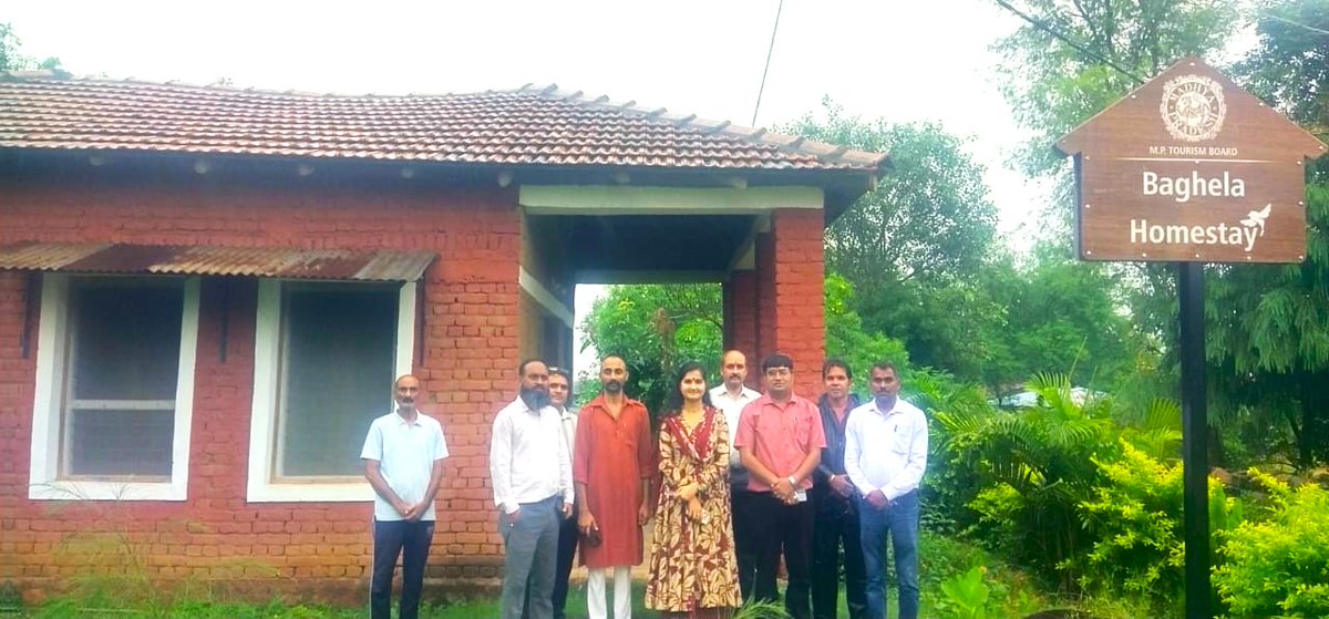 gssmp_org's tweet photo. ग्राम सुधार समिति की पहल के तहत पर्यटन ग्राम पूर्वा के आशा होमस्टे में जनपद पंचायत सीईओ सुश्री प्राची चौबे जी एवं एनआरएलएम, रीवा के डीप��एम श्री अमित मिश्रा जी का बघेली रीति-रिवाजों से स्वागत किया गया। स्थानीय व्यंजनों का स्वाद लेने के बाद गोदहा स्थित बाघेला होमस्टे का भी भ्रमण https://t.co/21OoSFCdX7