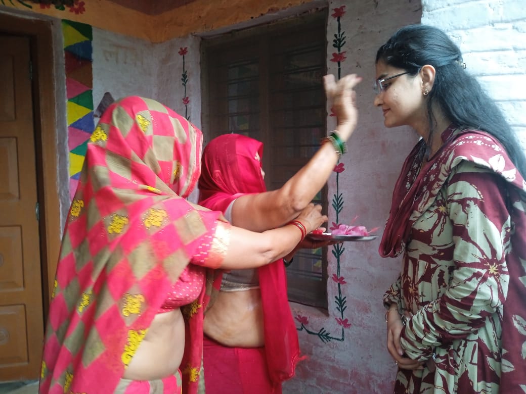 gssmp_org's tweet photo. ग्राम सुधार समिति की पहल के तहत पर्यटन ग्राम पूर्वा के आशा होमस्टे में जनपद पंचायत सीईओ सुश्री प्राची चौबे जी एवं एनआरएलएम, रीवा के डीप��एम श्री अमित मिश्रा जी का बघेली रीति-रिवाजों से स्वागत किया गया। स्थानीय व्यंजनों का स्वाद लेने के बाद गोदहा स्थित बाघेला होमस्टे का भी भ्रमण https://t.co/21OoSFCdX7