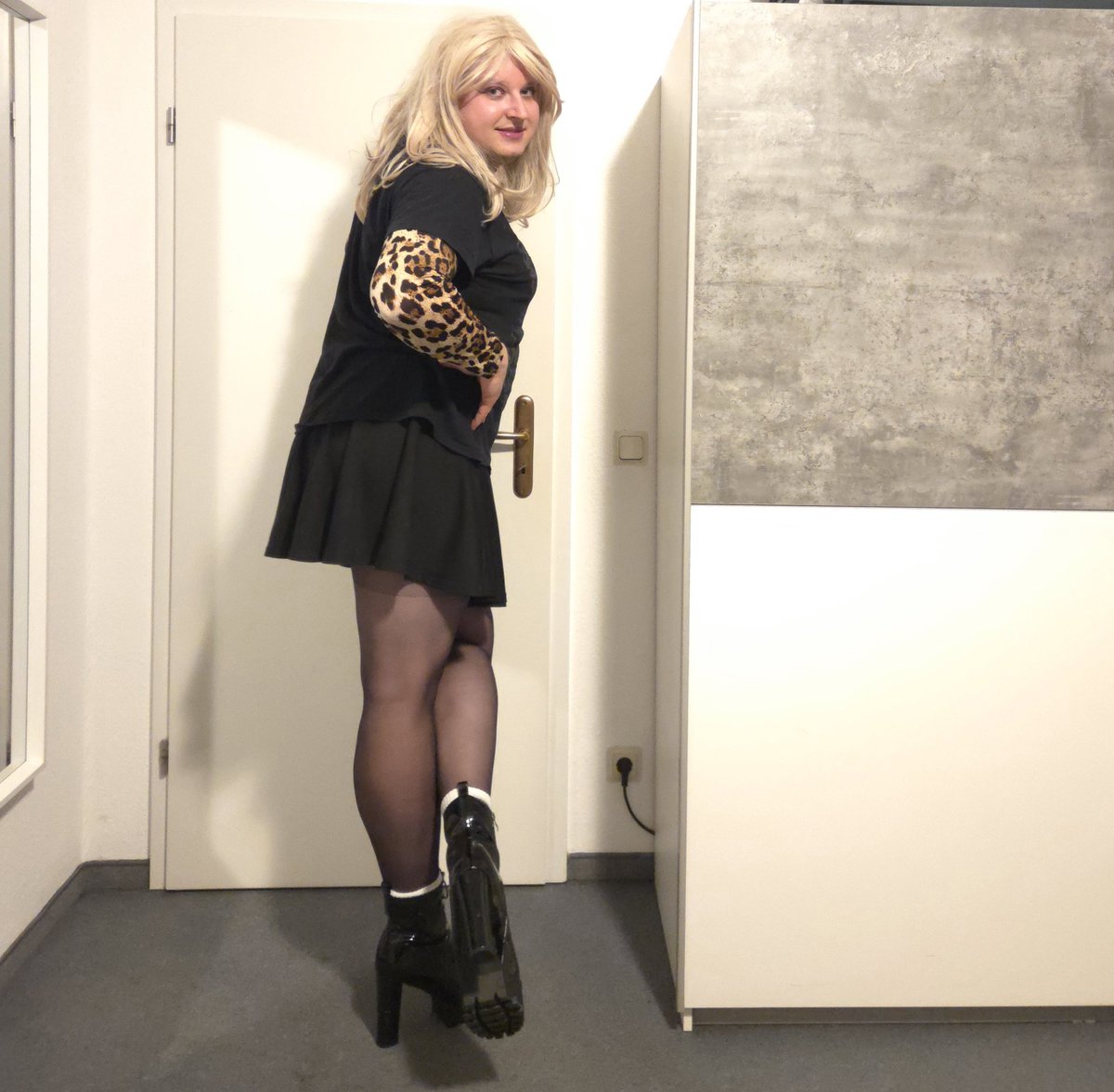 samcd5000's tweet photo. Metalcore Barbie went outdoor like this 🤭 https://t.co/V22gL0I8bF