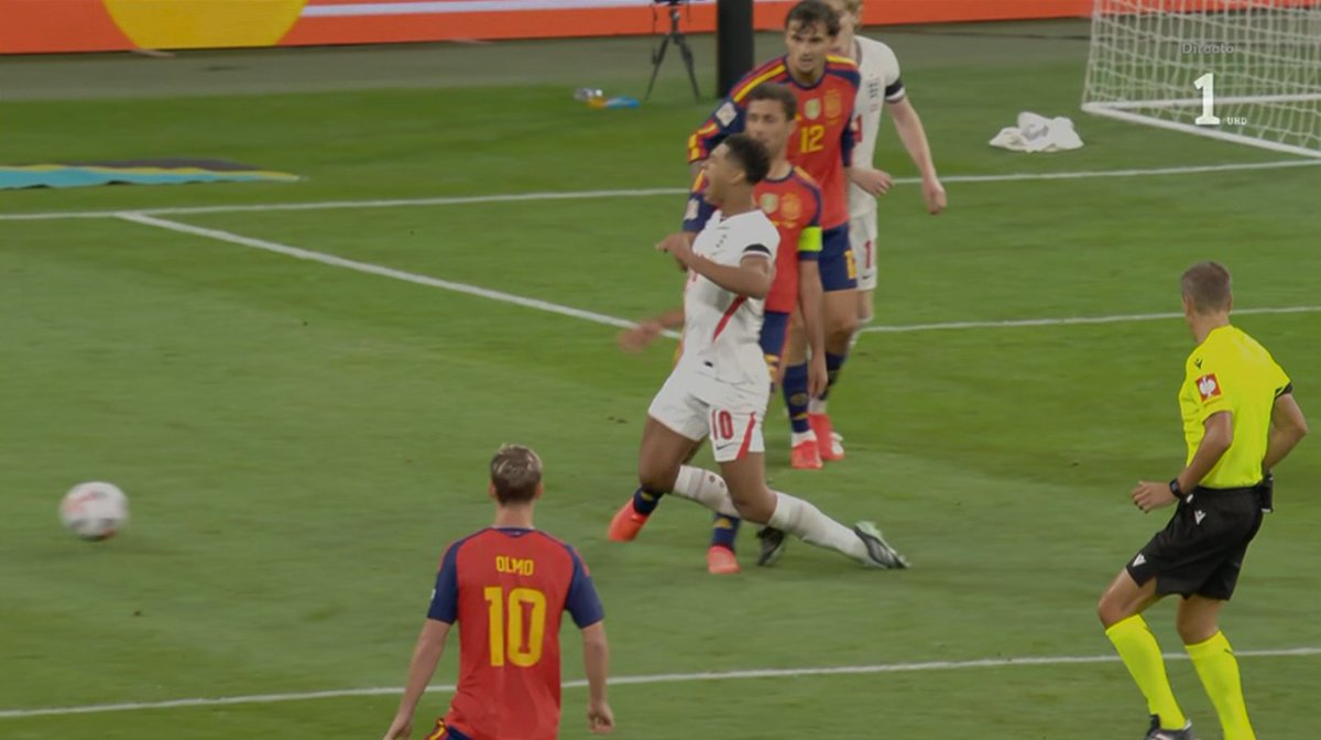 ArchivoVAR's tweet photo. 🖥️💥 El mundo al revés para el VAR en Wembley.

👉🏻 Bellingham se deja caer antes de producirse el contacto, que existe, con Rodri.

❌ 𝗡𝗢 𝗘𝗦 𝗣𝗘𝗡𝗔𝗟𝗧𝗜.

▪️ El inglés se empieza a "doler" del golpe antes de producirse, lo cual evidencia su intención de dejarse caer. https://t.co/C768yuX52r