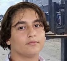 gdevirecek's tweet photo. Bir çocuk işçi daha sermayenin çarkları arasında katledildi! 

17 yaşındaki Yiğit Söyler, MESEM’de çalışmaya başlamadan önce harçlığını çıkarmak için kuryelik yaparken hayatını kaybetti. Bu yıl tespit edilen 63. çocuk işçi ölümüydü.

Bir yanda geçinemediği için yaşamına son veren emekliler, diğer yanda okul sıralarında olması gerekirken çalışmak zorunda bırakılan, sermayenin ucuz iş gücü olarak kullandığı ve iş cinayetlerinde katledilen çocuklar var.

Emekliler sefalete, çocuklar ölüme mahkûm edilirken saraylarında keyif süren iktidar ve sermaye sahipleri bilsin ki; sermayenin çarkları daha rahat dönsün diye halkın yoksul çocuklarının kanını akıtanlardan, çocukları patronların insafına terk edenlerden,katledilen yüzlerce çocuğun hesabını soracağız! 

Çocukların yaşamını sermayenin kârına feda eden bu sömürü düzeni yıkılana kadar mücadele etmeye devam edeceğiz!