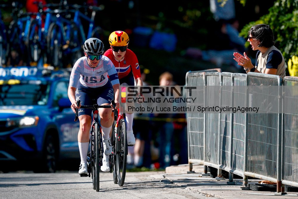 ActuCyclismeFem's tweet photo. 💐 Le sacre de Vollering !

La Néerlandaise parvient a remporter le titre mondial après une course spectaculaire.

Les premiers kilomètres de ce championnat du monde ont été marqués par une échappée de Marte Berg Edseth et Natalie Quinn reprise dès l'entrée sur le circuit. https://t.co/kGGNYLDty8