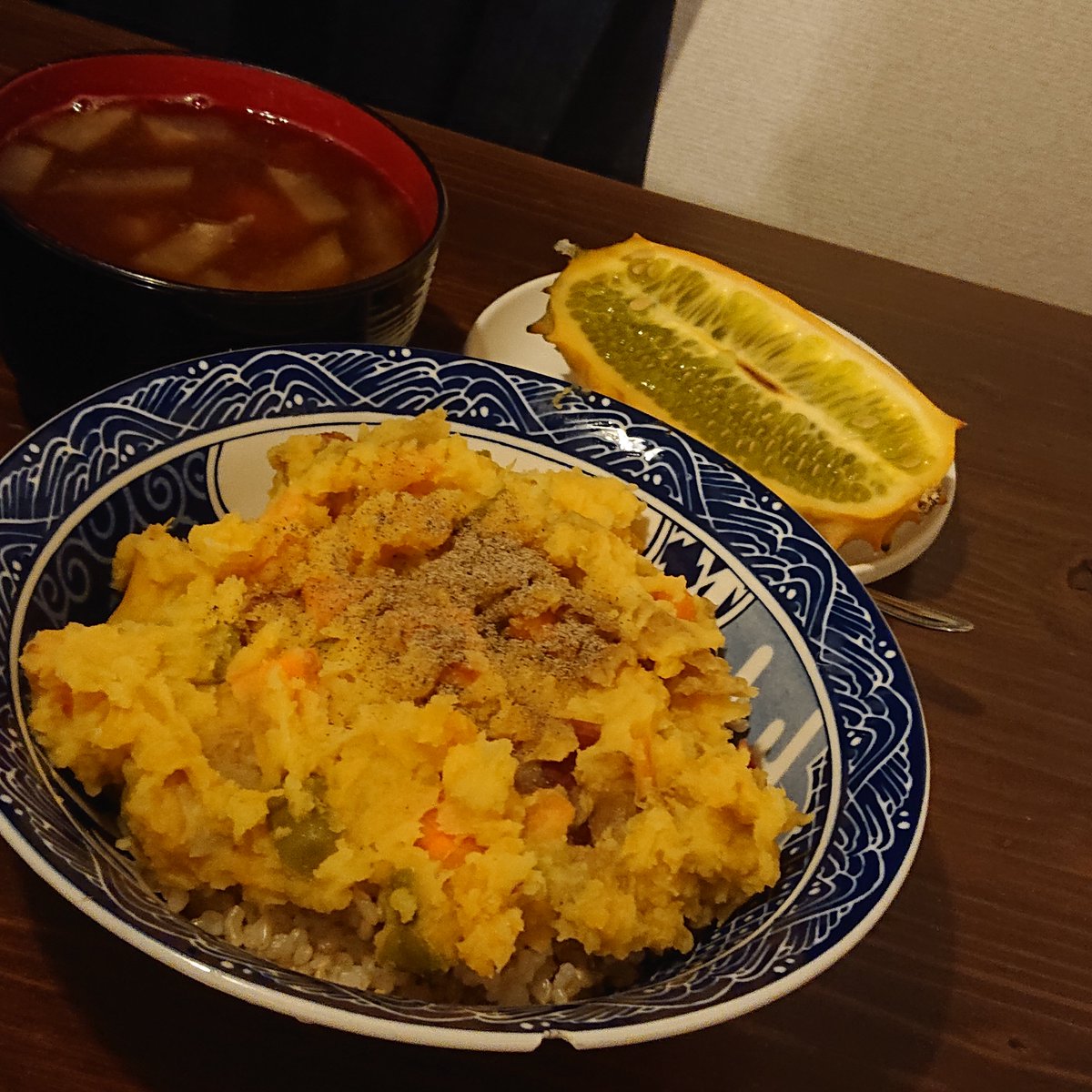 TAKUYA_YOSIOKA's tweet photo. 【ポテサラ丼】🍠🥔🍚

キワノという果物を食べてみた❗

素直な感想を言うと
誰が好んで食べるのかな❓と思った

味は少し酸味と甘味の増えた胡瓜っぽい
種の食感は、まぁ気になるよ😅
#料理 #自炊 #おうちごはん #拓珈琲 https://t.co/4lg3G4OENU