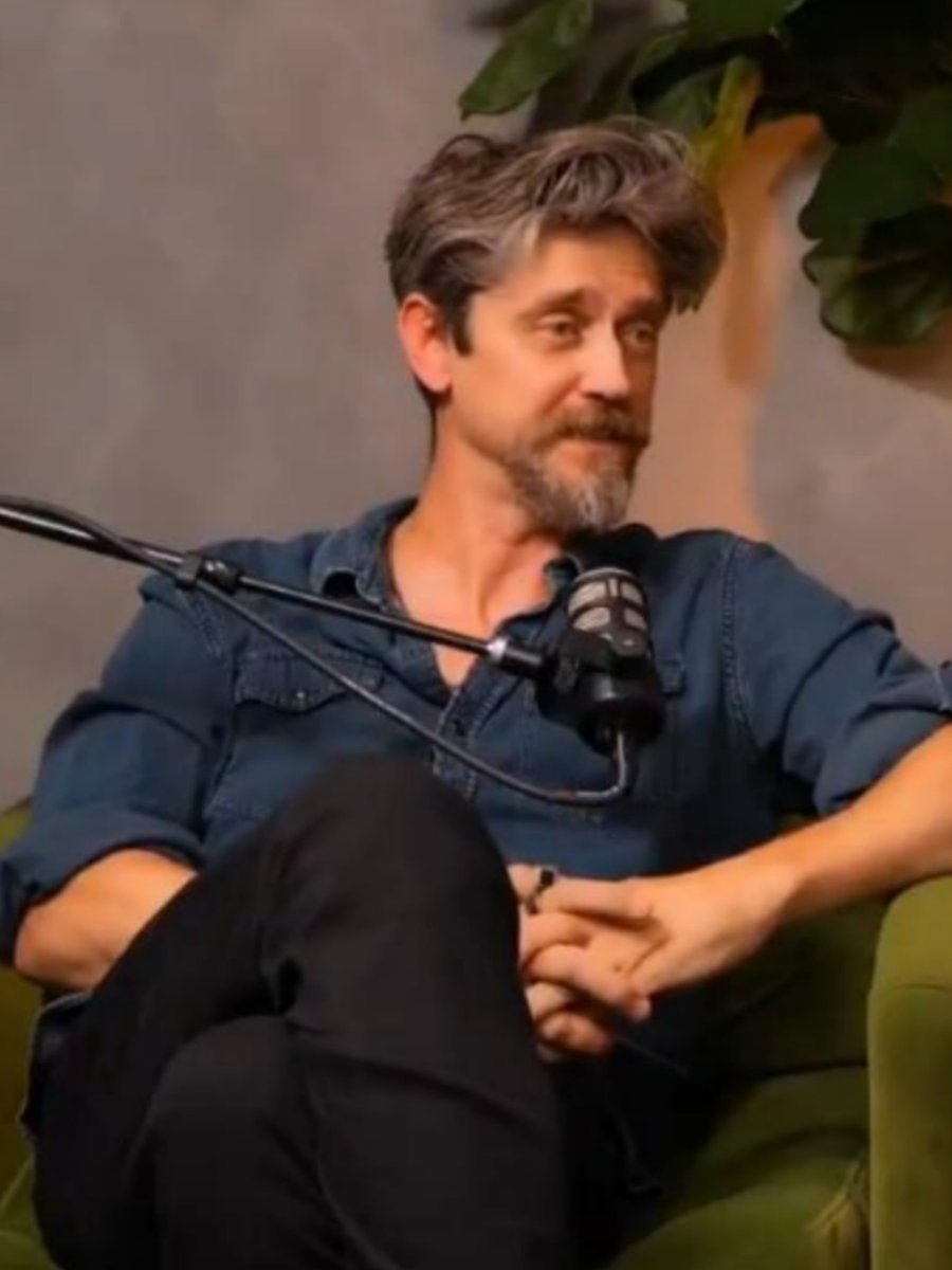 COTM_2's tweet photo. Andy Muschietti reveló que dirigió Flash mientras estaba borracho:

💬 "Eso explica mucho". https://t.co/uHrqf250Cx