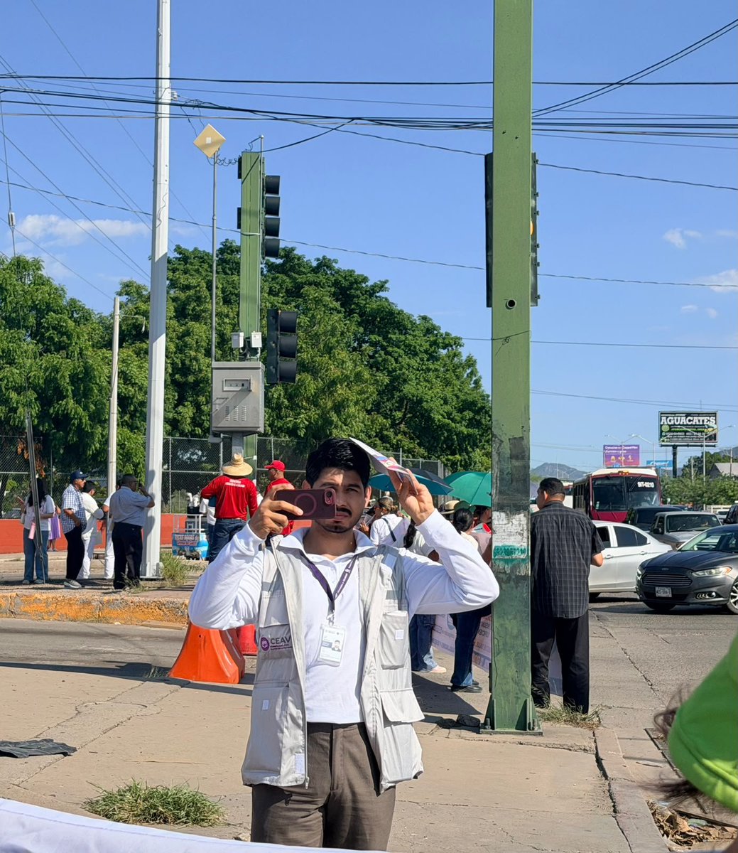 MannyLeonS's tweet photo. ¡Denuncian hostigamiento! 🚨 Colectivos y manifestantes reportan acoso de funcionarios estatales y federales durante la visita de Claudia Sheinbaum a Hermosillo. Exigen libertad de expresión y alto a la intimidación. 📢👇 #Hermosillo #Sonora #DenunciaCiudadana https://t.co/fdc9dGzziQ