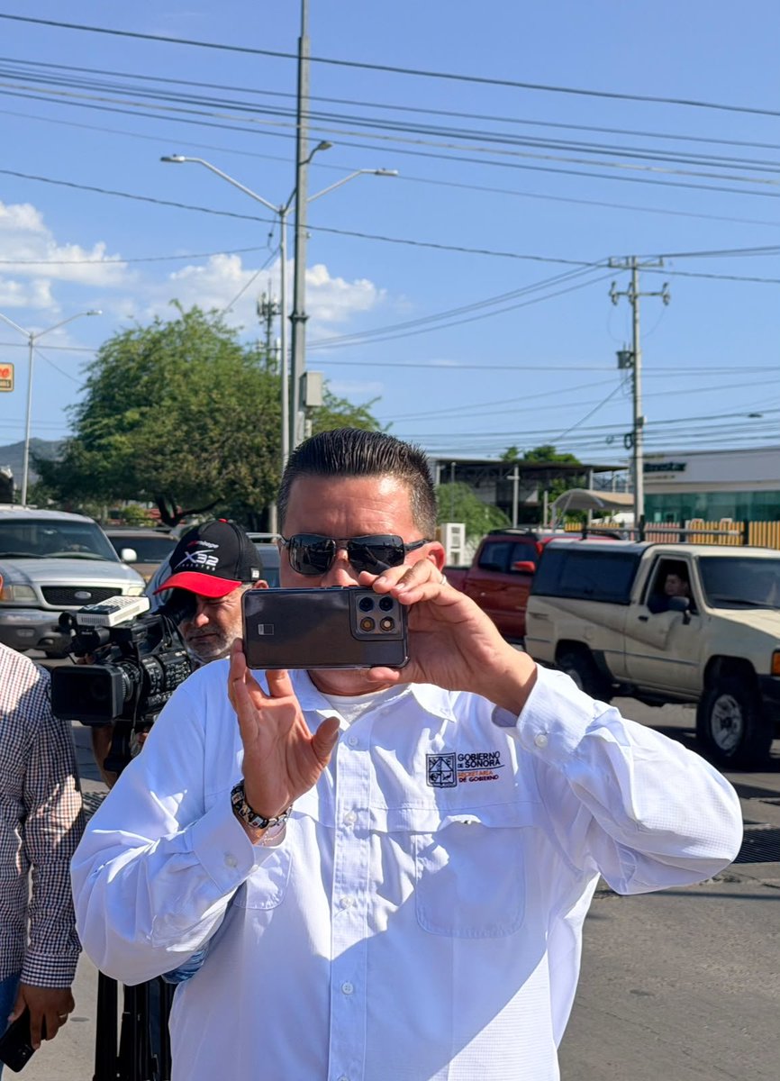 MannyLeonS's tweet photo. ¡Denuncian hostigamiento! 🚨 Colectivos y manifestantes reportan acoso de funcionarios estatales y federales durante la visita de Claudia Sheinbaum a Hermosillo. Exigen libertad de expresión y alto a la intimidación. 📢👇 #Hermosillo #Sonora #DenunciaCiudadana https://t.co/fdc9dGzziQ