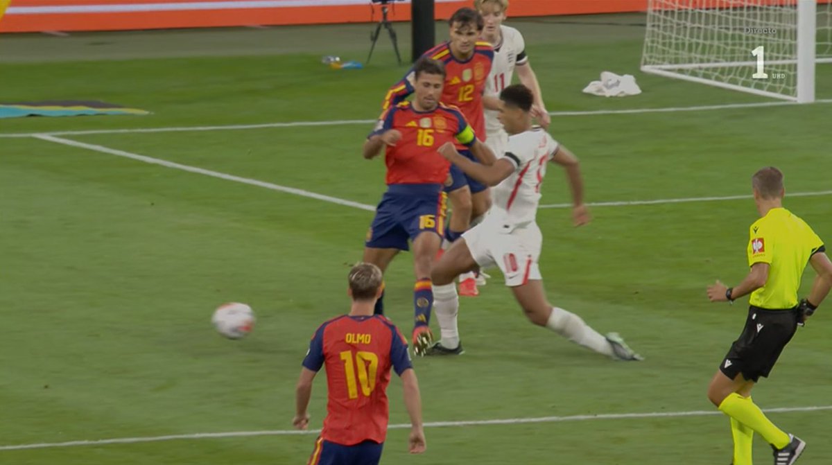 ArchivoVAR's tweet photo. 🖥️💥 El mundo al revés para el VAR en Wembley.

👉🏻 Bellingham se deja caer antes de producirse el contacto, que existe, con Rodri.

❌ 𝗡𝗢 𝗘𝗦 𝗣𝗘𝗡𝗔𝗟𝗧𝗜.

▪️ El inglés se empieza a "doler" del golpe antes de producirse, lo cual evidencia su intención de dejarse caer. https://t.co/C768yuX52r