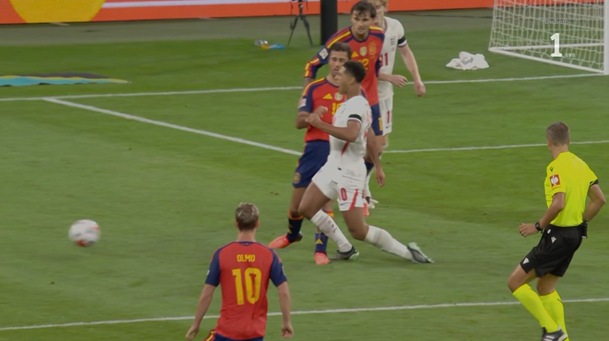 ArchivoVAR's tweet photo. 🖥️💥 El mundo al revés para el VAR en Wembley.

👉🏻 Bellingham se deja caer antes de producirse el contacto, que existe, con Rodri.

❌ 𝗡𝗢 𝗘𝗦 𝗣𝗘𝗡𝗔𝗟𝗧𝗜.

▪️ El inglés se empieza a "doler" del golpe antes de producirse, lo cual evidencia su intención de dejarse caer. https://t.co/C768yuX52r