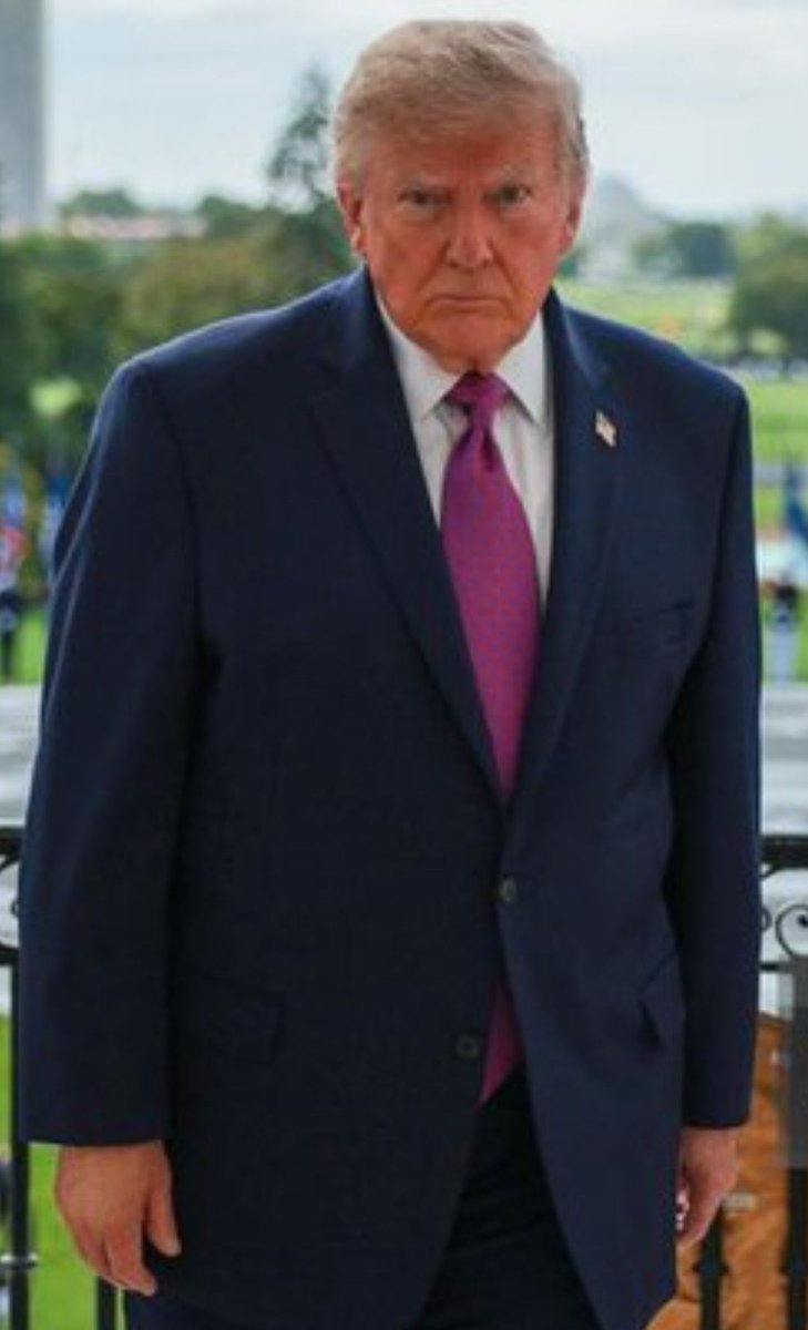 maonnote's tweet photo. このトランプの表情が昨日めちゃくちゃ話題になってた。習近平とにこやかにバルコニーお出まししたあと振り返った顔。屈辱と怒りに満ちた表情。トランプは以前オバマが習近平を歓待したことを非難していた。経済的に中国に媚びなければならない屈辱が今後、日本を使った中国弱体化戦略として顕在化する https://t.co/aMX6CyAiGK