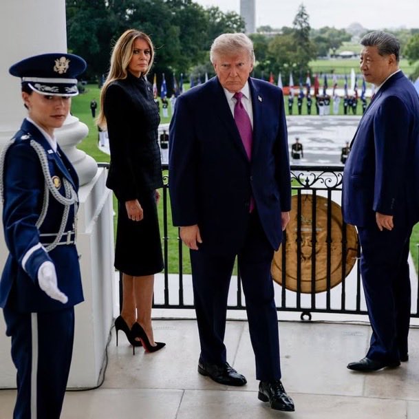 maonnote's tweet photo. このトランプの表情が昨日めちゃくちゃ話題になってた。習近平とにこやかにバルコニーお出まししたあと振り返った顔。屈辱と怒りに満ちた表情。トランプは以前オバマが習近平を歓待したことを非難していた。経済的に中国に媚びなければならない屈辱が今後、日本を使った中国弱体化戦略として顕在化する https://t.co/aMX6CyAiGK