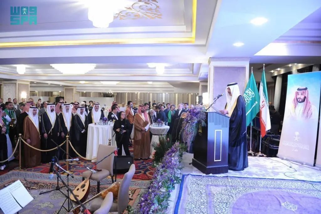 Asalakhwan's tweet photo. حضور در مراسم رسمی یک کشور، وقتی روابط هنوز حساس است، فقط یک عکس نیست  یک پیام است. این پیام برای افکار عمومی چیست؟ انتظار می‌رود مسئولان مربوطه درباره چرایی و چگونگی این حضور، پاسخ رسمی و روشن ارائه کنند.
@Mj_ghaempanah

@drpezeshkian https://t.co/AfIT8wiAt3