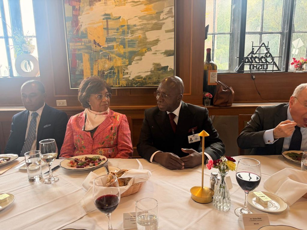 angola_Mirex's tweet photo. Sua Excelência Embaixador Téte
António, Ministro das Relações Exteriores, participou, esta sexta-feira, 25 de Setembro, em Nova lorque, numa Reunião Informal do Conselho de Ministros da Comunidade dos Países de Língua Portuguesa (CPLP), realizada à margem da 81.ª sessão da Assemb https://t.co/KnS3pTKe2W