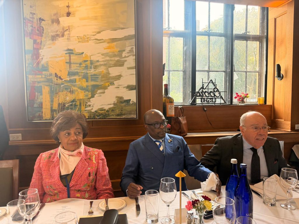 angola_Mirex's tweet photo. Sua Excelência Embaixador Téte
António, Ministro das Relações Exteriores, participou, esta sexta-feira, 25 de Setembro, em Nova lorque, numa Reunião Informal do Conselho de Ministros da Comunidade dos Países de Língua Portuguesa (CPLP), realizada à margem da 81.ª sessão da Assemb https://t.co/KnS3pTKe2W