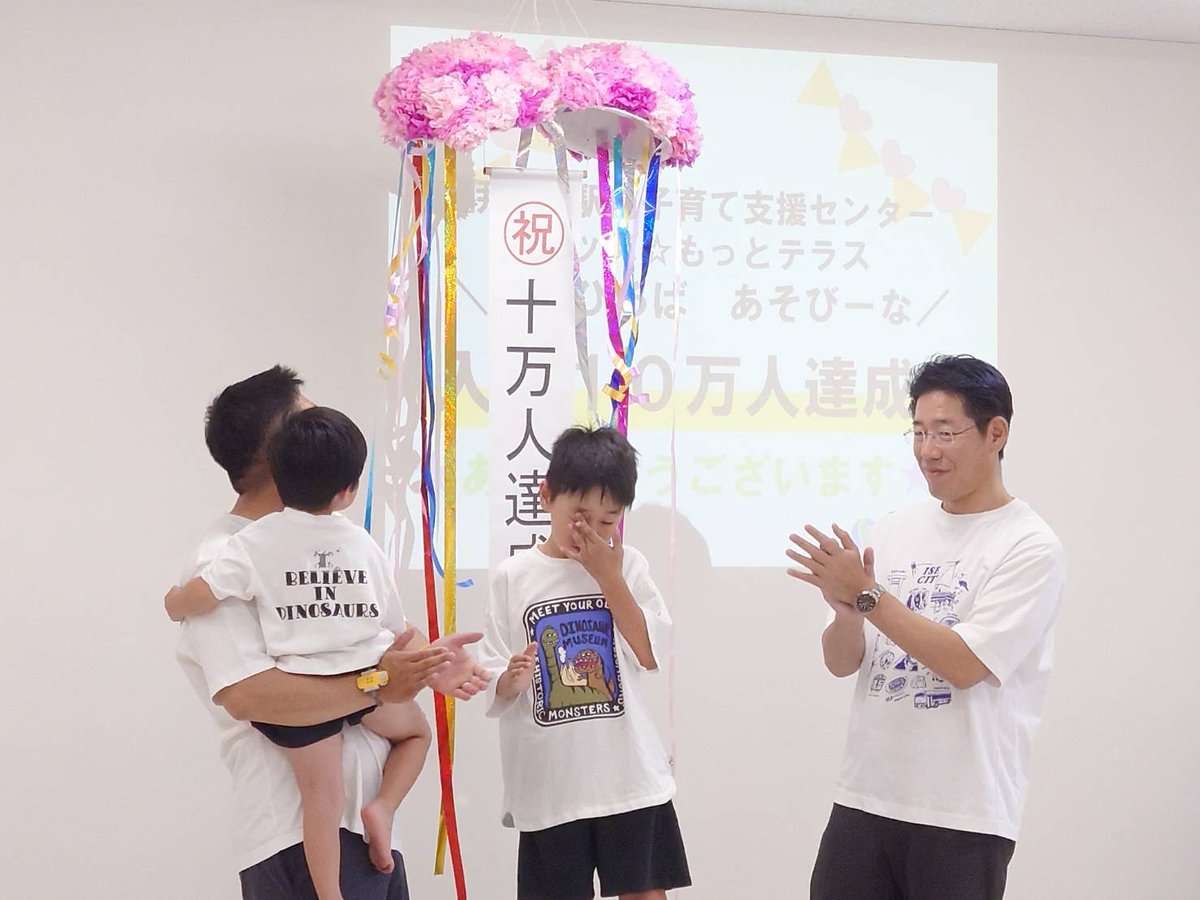 zGwOLhgX1p54377's tweet photo. 三重県内の酒蔵、ワイナリー、クラフトビール醸造所が集う伊勢志摩SAKEサミットが高柳商店街にて開催。今年は２days　明倫商店街火災の募金箱の設置も頂いています。本当にありがとうございます。

駅前ビル内にある、子どもたちの遊び場キッズもっとテラス来場者が10万人達成し、記念セレモニー。　特に週末は大人気の施設で子どもたちの笑顔に元気をもらいました😃

あと伊勢市観光協会SNSアンバサダー「伊勢鈴蘭」さんがリーダーのハロプロアイドルグループのアンジュルムコンサート（シンフォニアテクノロジー響ホール）にて、ご挨拶♫

エネルギッシュかつとても暖かいコンサートで会場の一体感が素晴らしかったです‼️　伊勢公演、心より感謝申し上げます🙇

歴史博物館の中村佐州企画展では伊勢鈴蘭さんの等身大パネルも設置したところ、アンジュルムファンの方もたくさんお越し頂きました。館長もビックリ🫨