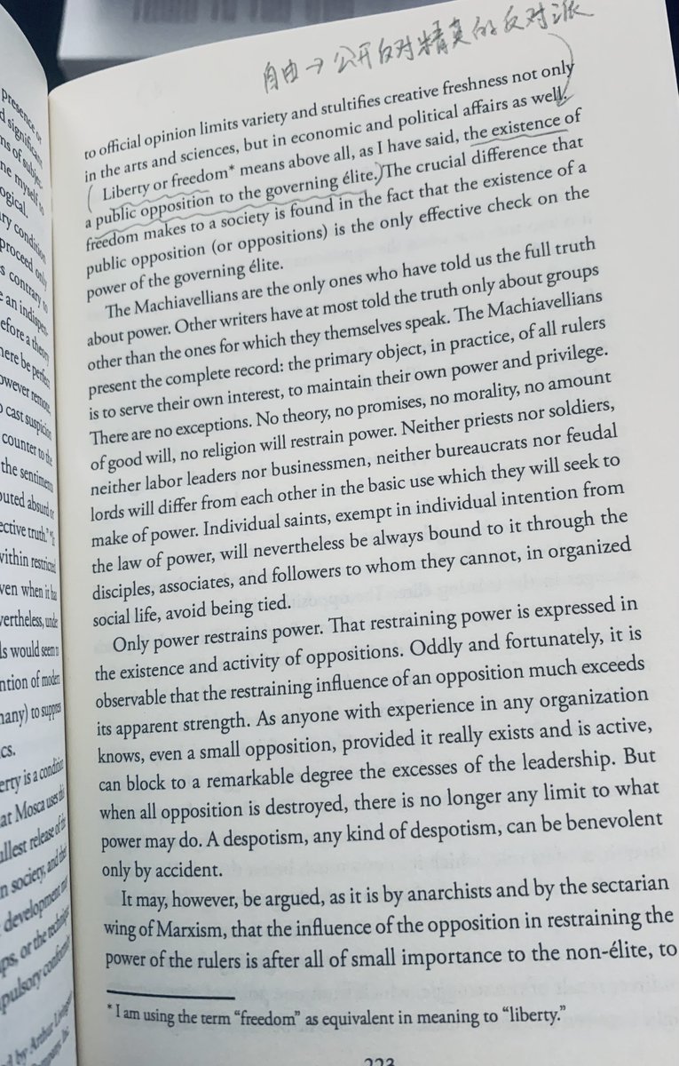 Zen_with_AI's tweet photo. 今天读到的：君主制比民主制度更适合！
—
今天读了这本书：James Burnham 的《The Machiavellians》（1943）。
核心概念是，所有社会都是少数人统治，"民主"只是统治术的包装。 对于大多数社会 ，君主制可能很适合。因为民主制度的难以实现和统治阶级的腐化。

这本书集成了 Mosca、Michels、Pareto 的精英理论：寡头铁律、精英循环。Burnham 的论点很妙 ， 这些马基雅维利主义者才是自由真正的捍卫者，因为只有看穿权力真相的人，才守得住自由。

----

Michels 的寡头铁律：任何组织，哪怕为民主而建，最终都会落入少数人手里。八十年前的书，读起来像在写昨天。