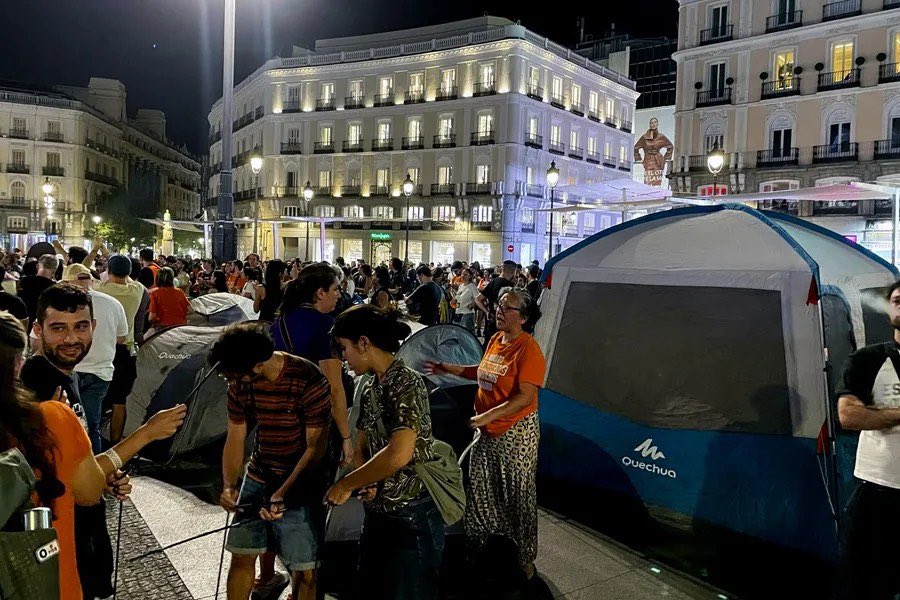 JulenBollain's tweet photo. Es tremendo tener que salir a la calle para exigir algo tan básico como una vivienda digna. Un derecho recogido en la Constitución desde hace casi 50 años.

Si no sé garantiza, habrá que conquistarlo.

Organización, movilización y calles llenas. Que esto no pare. https://t.co/HK3P8JRwAN