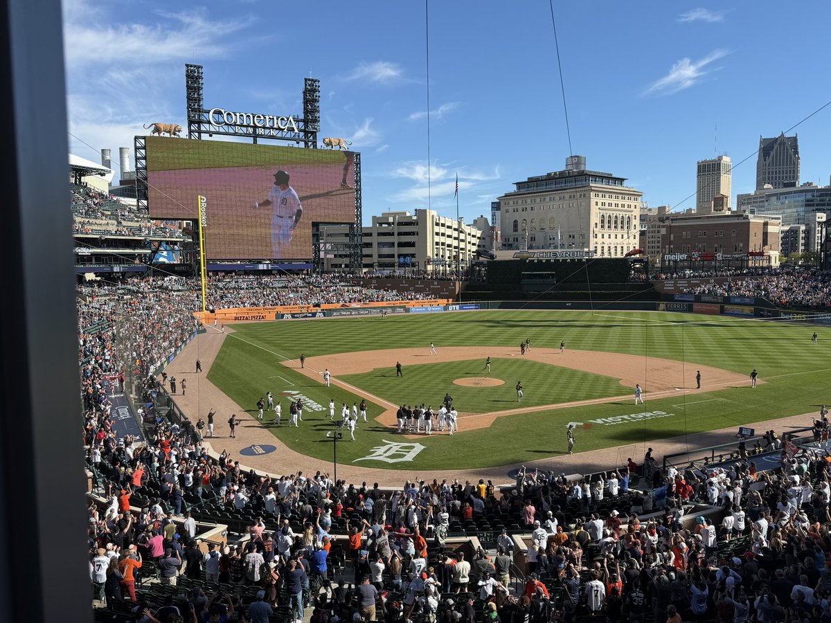 BradGalli's tweet photo. WALK OFF WIN! Eduardo Valencia wins it for the Tigers! https://t.co/Cnuj0ZUGPm