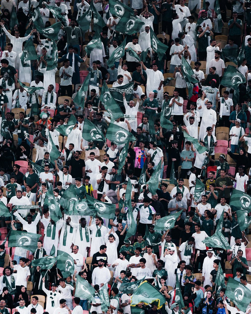 saudiFF's tweet photo. أيــادٍ ترفـــعُ رايـتـه🇸🇦
قلوبٌ تهتف للوطن 💚

موعدنا الثلاثاء أمام منتخب العراق:
🎟️: https://t.co/sIJO4HZvCZ

#هذا_الأخضر https://t.co/3QWDV4btGk