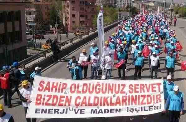 BarisTahmaz's tweet photo. Bakanın 63 milyonunu 1,3 milyar yapıp emekliyi yoksulluktan kafasına sıktıran ülke. 
SAHİP OLDUĞUNUZ SERVET BİZDEN ÇALDIKLARINIZDIR! https://t.co/vANfUUPf18
