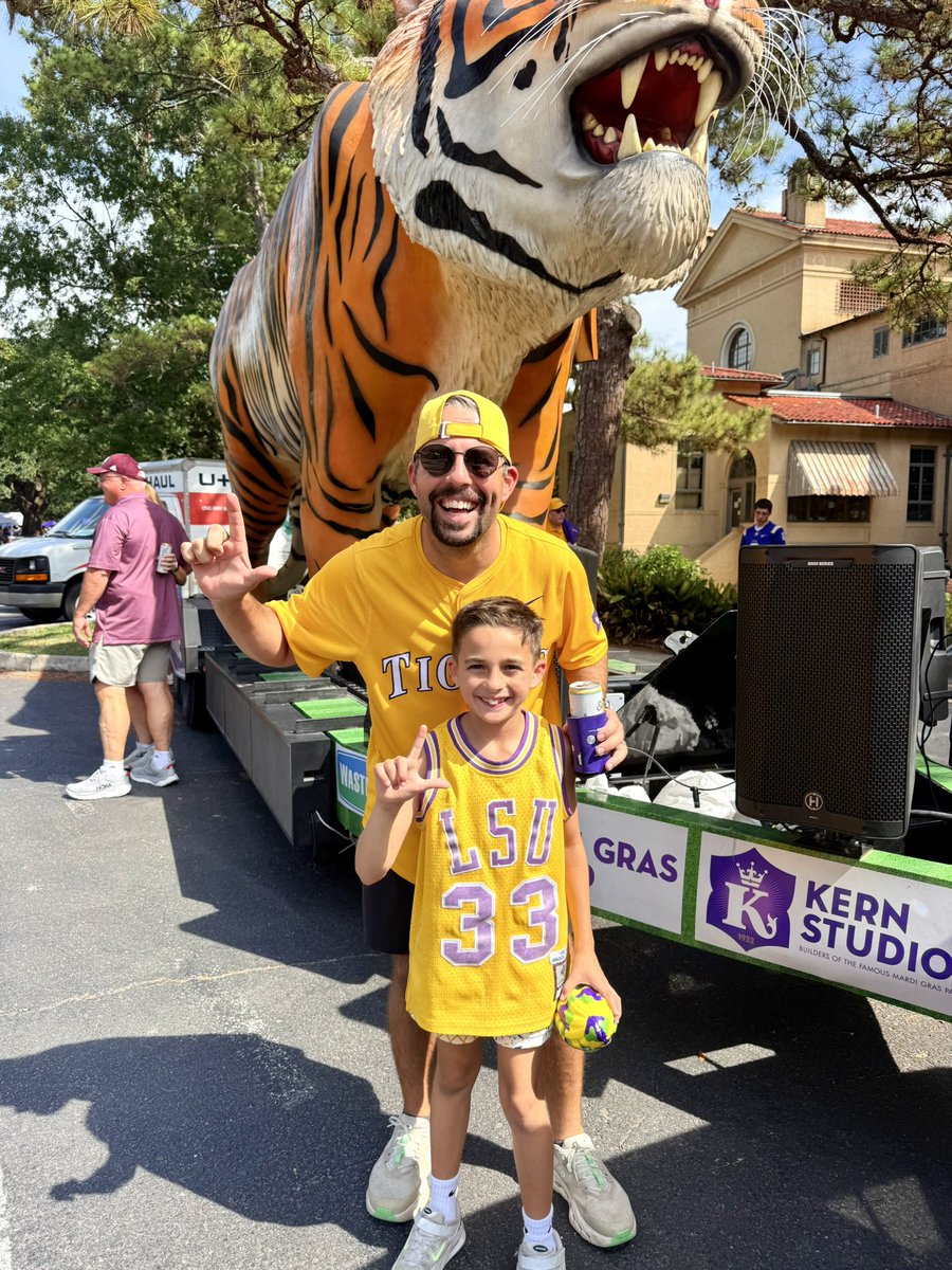 chris_m_landry's tweet photo. We outchea. Fresh pizza lawwwwd #LSU https://t.co/XsUO6rOfmU