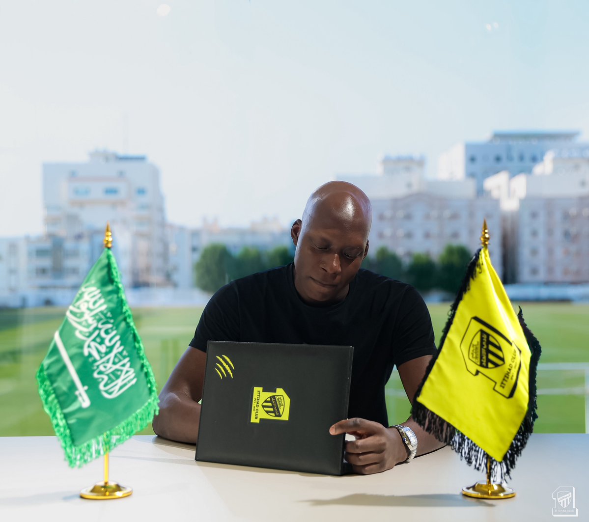 ittihad_fr's tweet photo. 📸| من مراسم توقيع العقد ✍️💛 https://t.co/lZSvzSocpZ