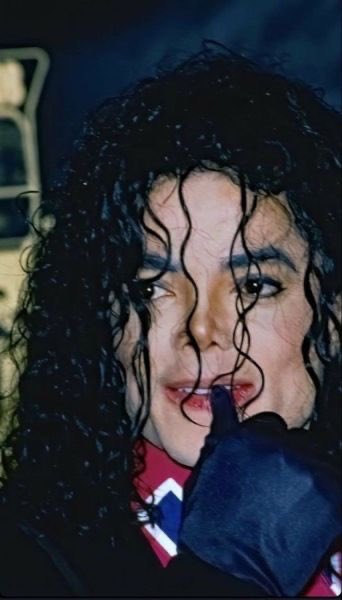 1984grmmys's tweet photo. just me wondering how he always had hair in his face bc any time i feel my hair in my way i freak out like howwwwww https://t.co/d7adEFvtuh