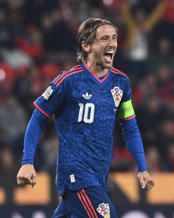 _su6an's tweet photo. مودريتش بعمر 41 جالس يلعب على مستوى عالي وبتفاني كبير

ليه بيريز أصر انه ما يجدد له ؟ والله حرام كان قادر يستمر ويلعب مع مدريد للحين

المصيبة محد قدر يعوضه وللحين جالسين نعاني بالوسط، وكان راضي يلعب بالدكة ويلعب دور قيادي بنفس الوقت

ليه حرمنا منه https://t.co/X1SKQi0toy