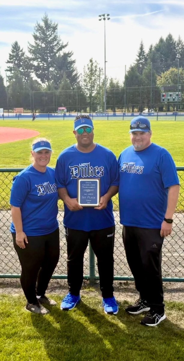 RowanSmith2029's tweet photo. Thank you to my Lady Dukes coaches Jeff, Lisa, Tim, Jessica and Bryce! During National Coaches Week, I thought about how much you’ve trained and supported me these past two years. I appreciate everything you do. Thank you for always believing in me! #bluemagic #ladydukessoftball https://t.co/7okt0c2Xw1