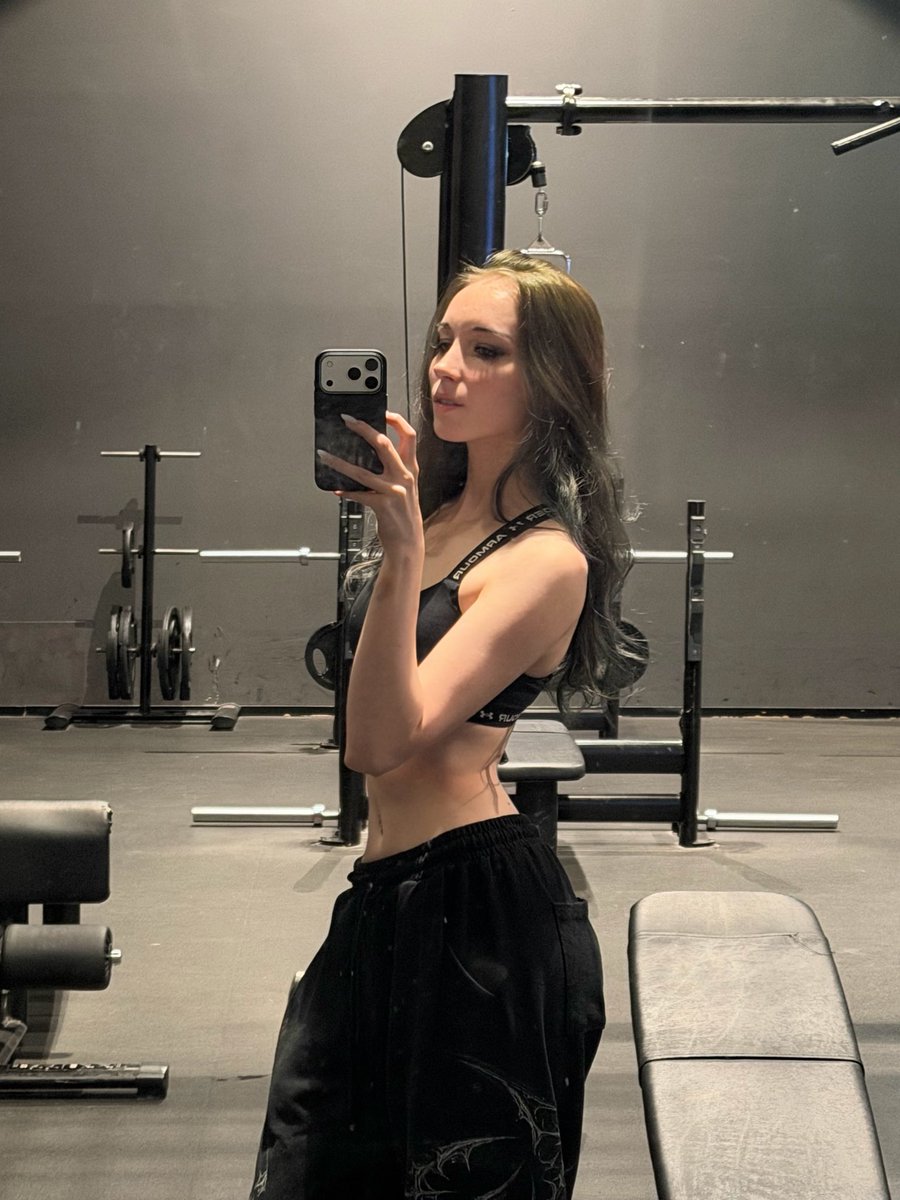 Kintso_xo's tweet photo. Come to gym with me? I'll need my cardio after 😜 #gym #altgirl https://t.co/HCPcptgEDe
