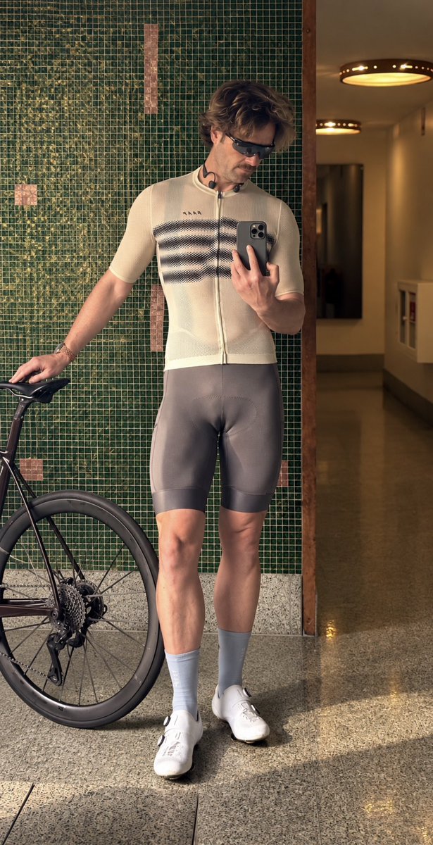 cycle_bird's tweet photo. Aerodynamic? 🐶 https://t.co/pEoQD8gYlK