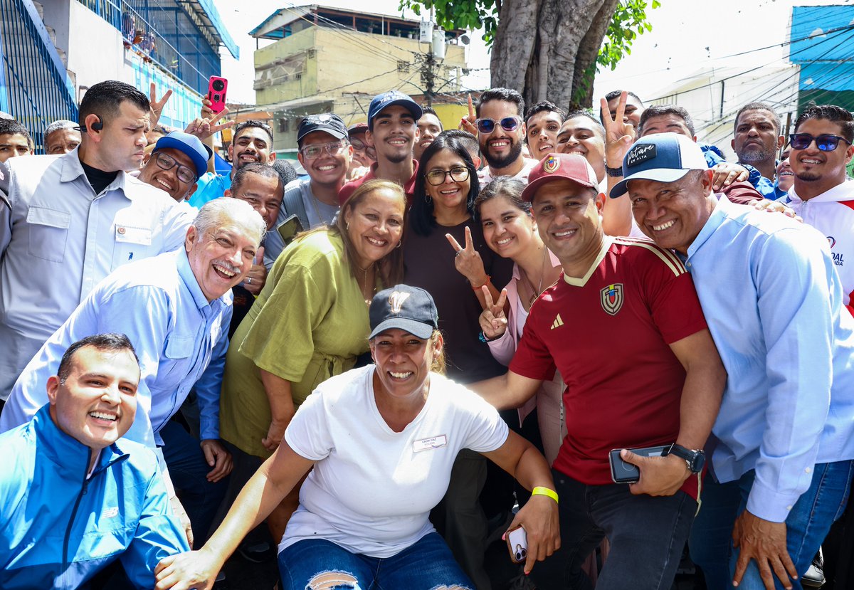 CapitanEscalon's tweet photo. Organización, consenso y futuro✌

En el corazón de Petare, la Presidenta @delcyrodriguezv recorrió las calles de la Comuna "El Gran San Blas". Allí, las familias demuestran que la verdadera fuerza nace de la unión organizada y del trabajo diario por su propio bienestar. https://t.co/9EUs7syjbN