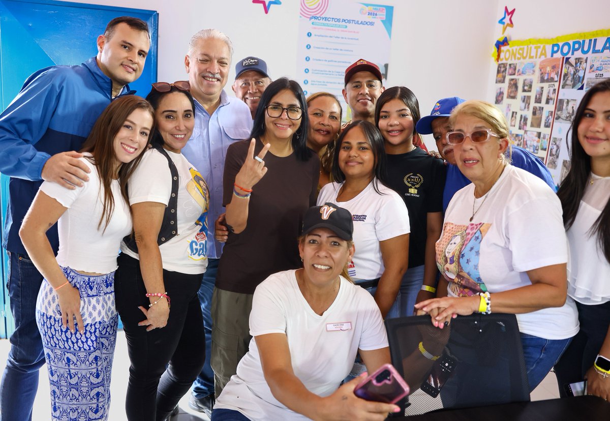 CapitanEscalon's tweet photo. Organización, consenso y futuro✌

En el corazón de Petare, la Presidenta @delcyrodriguezv recorrió las calles de la Comuna "El Gran San Blas". Allí, las familias demuestran que la verdadera fuerza nace de la unión organizada y del trabajo diario por su propio bienestar. https://t.co/9EUs7syjbN