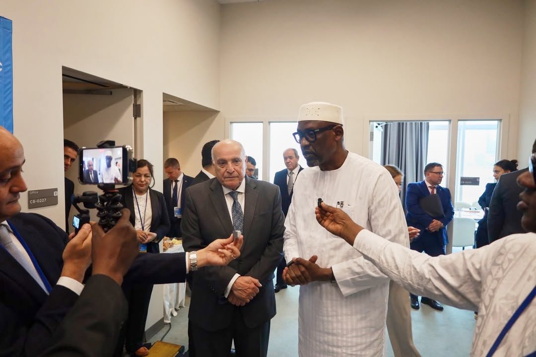 MaliMaeci's tweet photo. Au chapitre des rencontres bilatérales, Son Excellence Monsieur Abdoulaye DIOP s’est entretenu, le vendredi 25 septembre 2026, avec ses homologues de l’Algérie, de Cuba et du Nicaragua ainsi que le Secrétaire général de l’Organisation de la Coopération Islamique.

Avec le Chef de la diplomatie algérienne, la concertation diplomatique s’est poursuivie en droite ligne de la vision partagée des plus hautes Autorités des deux pays de redynamiser leurs relations historiques d’amitié et de coopération bilatérale. A cet égard, ils ont passé en revue les domaines prioritaires, d’intérêt commun, de cette coopération tournée vers la prospérité partagée. 

Les perspectives de renforcement des relations de coopération économique et socio-culturelle étaient au cœur des échanges entre le Ministre DIOP et ses homologues de Cuba et de Nicaragua. Faisant le tour d’horizon des questions multilatérales, y compris les défis et enjeux géopolitiques liés à la lutte contre le terrorisme, les Ministres ont réaffirmé leur solidarité et soutien mutuel dans les instances internationales pour défendre les questions d’intérêt commun. 

Avec le Secrétaire Général de l’OCI, les échanges étaient focalisés sur la coopération économique et la solidarité entre les pays membres de l’OCI pour relever les défis complexes actuels, y compris la lutte contre le terrorisme qui n’a rien de religieux. 

Bureau de l’Information et de la Presse/MAECI.
