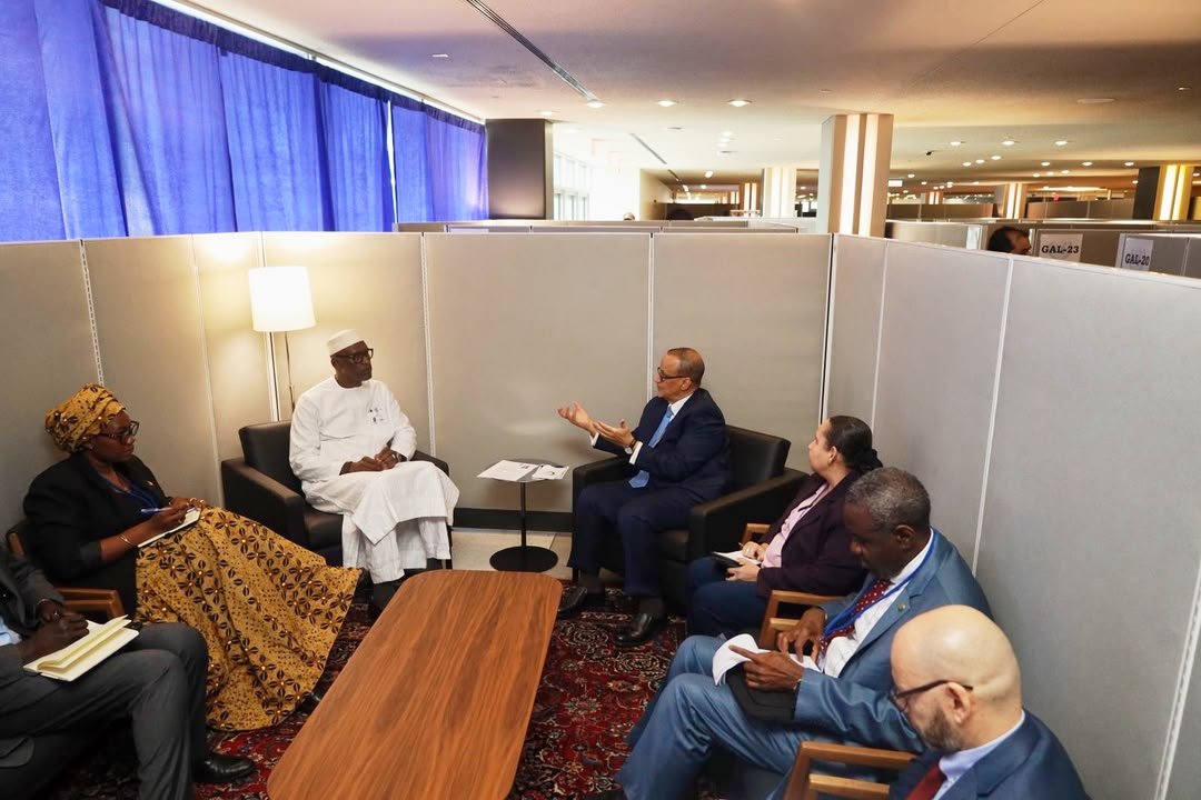 MaliMaeci's tweet photo. Au chapitre des rencontres bilatérales, Son Excellence Monsieur Abdoulaye DIOP s’est entretenu, le vendredi 25 septembre 2026, avec ses homologues de l’Algérie, de Cuba et du Nicaragua ainsi que le Secrétaire général de l’Organisation de la Coopération Islamique.

Avec le Chef de la diplomatie algérienne, la concertation diplomatique s’est poursuivie en droite ligne de la vision partagée des plus hautes Autorités des deux pays de redynamiser leurs relations historiques d’amitié et de coopération bilatérale. A cet égard, ils ont passé en revue les domaines prioritaires, d’intérêt commun, de cette coopération tournée vers la prospérité partagée. 

Les perspectives de renforcement des relations de coopération économique et socio-culturelle étaient au cœur des échanges entre le Ministre DIOP et ses homologues de Cuba et de Nicaragua. Faisant le tour d’horizon des questions multilatérales, y compris les défis et enjeux géopolitiques liés à la lutte contre le terrorisme, les Ministres ont réaffirmé leur solidarité et soutien mutuel dans les instances internationales pour défendre les questions d’intérêt commun. 

Avec le Secrétaire Général de l’OCI, les échanges étaient focalisés sur la coopération économique et la solidarité entre les pays membres de l’OCI pour relever les défis complexes actuels, y compris la lutte contre le terrorisme qui n’a rien de religieux. 

Bureau de l’Information et de la Presse/MAECI.
