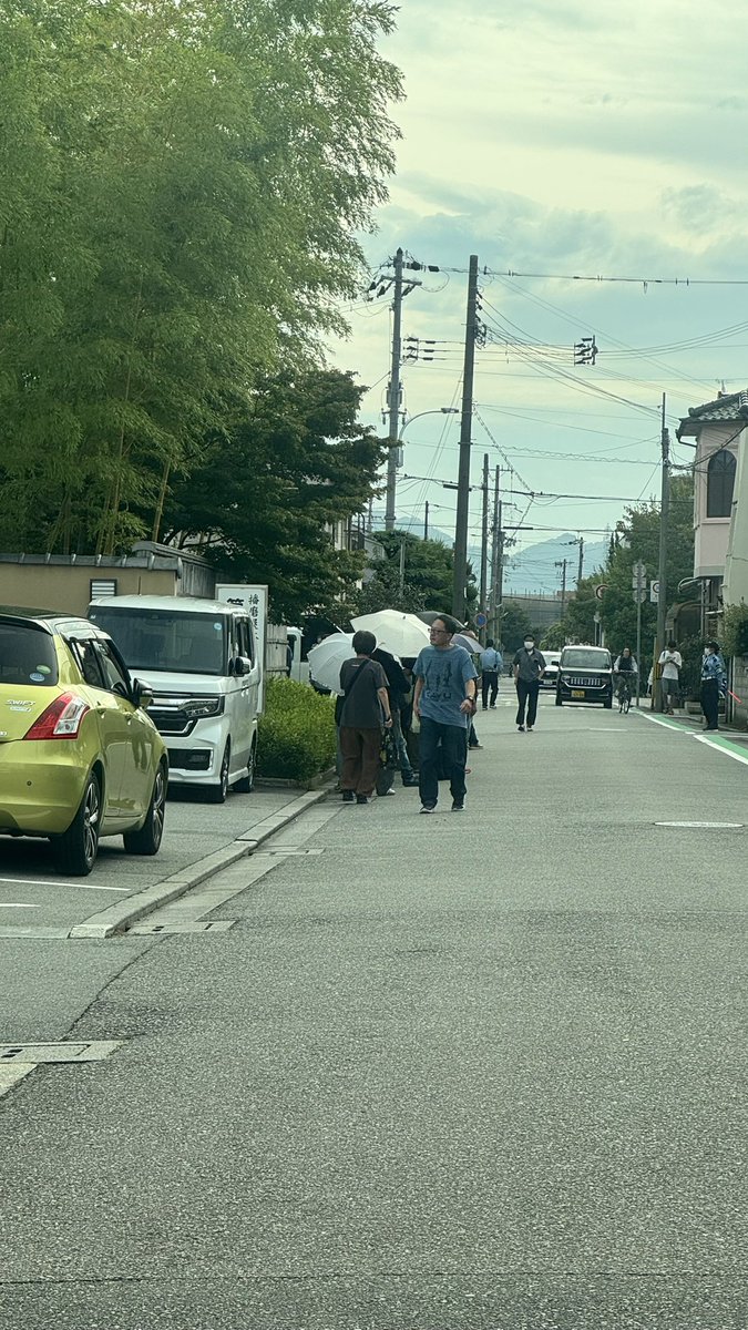 hlo_olo's tweet photo. せんべいが有名なお店
9時過ぎで駐車待ち先頭で、9時半くらいで車横まで行列
閉店するのはまだ先やけど、お知らせを聞いて来る人がいっぱいやw https://t.co/fftMgAxYJb