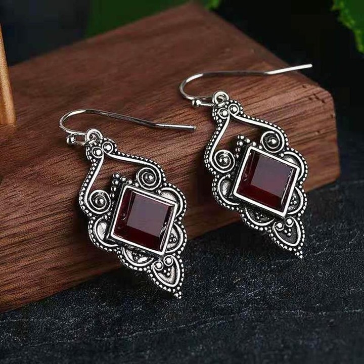ShantaePatoine's tweet photo. Exclusive deal! Dark red vintage Thai silver earrings are available for a limited time at the incredible price of $33. 58. https://t.co/iN8g7TVbES