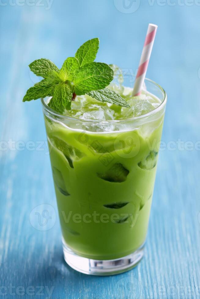 NidaColopykes's tweet photo. Beat the heat with our 5-minute iced matcha latte! Whisk matcha powder, hot water, add ice u0026 oat milk, done https://t.co/2YzlKtPzFv