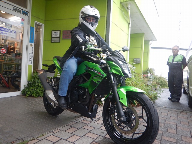 limegreen3107's tweet photo. おはようございます☁️「うれしい日＆女カワサキ様👩‍🦰」がありました🥳Ｚ２５０ＳＬ🏍️Ｔ・Ｓ様です😊
２０２６年９月２６日納車㊗️免許取得から月日が経っていて心配していましたが、走り出したらあっと言う間に見えなくなった😊
安全運転でいきましょう🏍️💨💨💨
整備工場ではタイヤ交換が始まりました🧑‍🔧 https://t.co/nOoN7NtmzL
