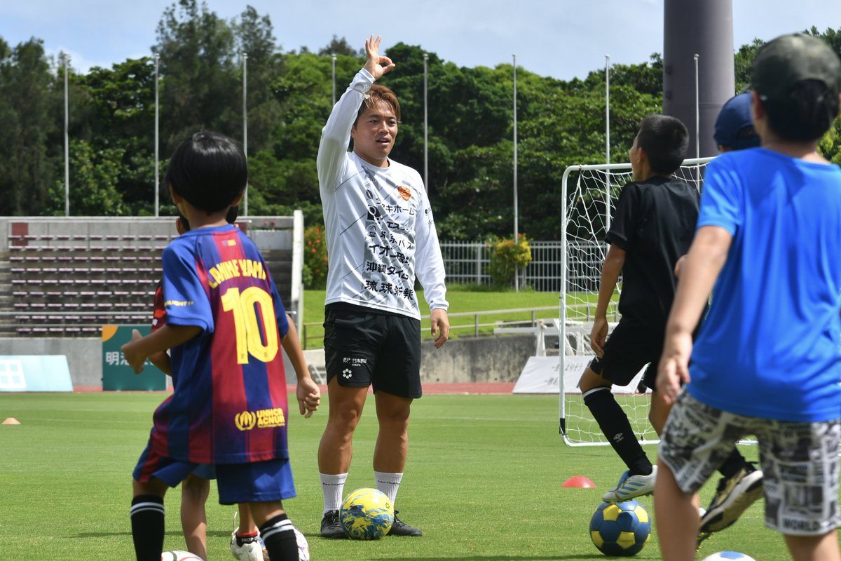 fcr_info's tweet photo. 📸｜𝗦𝗧𝗔𝗗𝗜𝗨𝗠 𝗣𝗛𝗢𝗧𝗢

／
愛媛戦 前座サッカー教室
特別講師は #高木大輔 選手⚽️✨️
＼

サプライズ登場し､講師役のFC琉球OB
#岩渕良太 アカデミーコーチとともに
子どもたちとたっぷり交流👦👧🌈

楽しくサッカーに親しんでみんな笑顔に🥰
参加者の皆さまありがとうございました🙌

#ChangeTheGame
#変化を楽しめ未来を創れ
#FC琉球