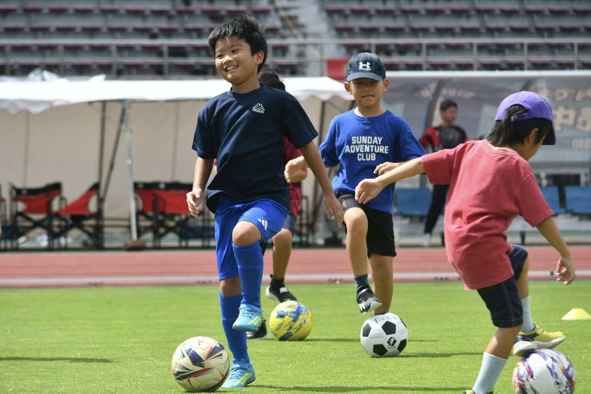 fcr_info's tweet photo. 📸｜𝗦𝗧𝗔𝗗𝗜𝗨𝗠 𝗣𝗛𝗢𝗧𝗢

／
愛媛戦 前座サッカー教室
特別講師は #高木大輔 選手⚽️✨️
＼

サプライズ登場し､講師役のFC琉球OB
#岩渕良太 アカデミーコーチとともに
子どもたちとたっぷり交流👦👧🌈

楽しくサッカーに親しんでみんな笑顔に🥰
参加者の皆さまありがとうございました🙌

#ChangeTheGame
#変化を楽しめ未来を創れ
#FC琉球