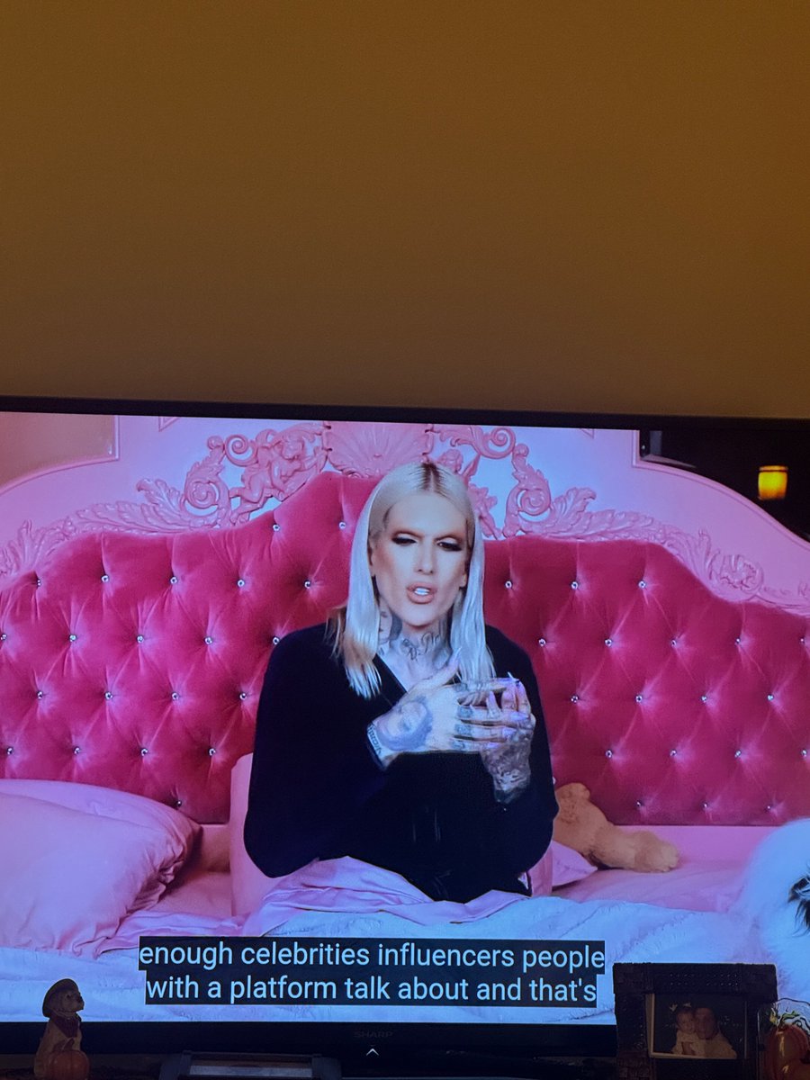 moshpitma5ha's tweet photo. Caio just said that I look like Jeffree Star’s hand tattoo https://t.co/E8QGr6ULkA