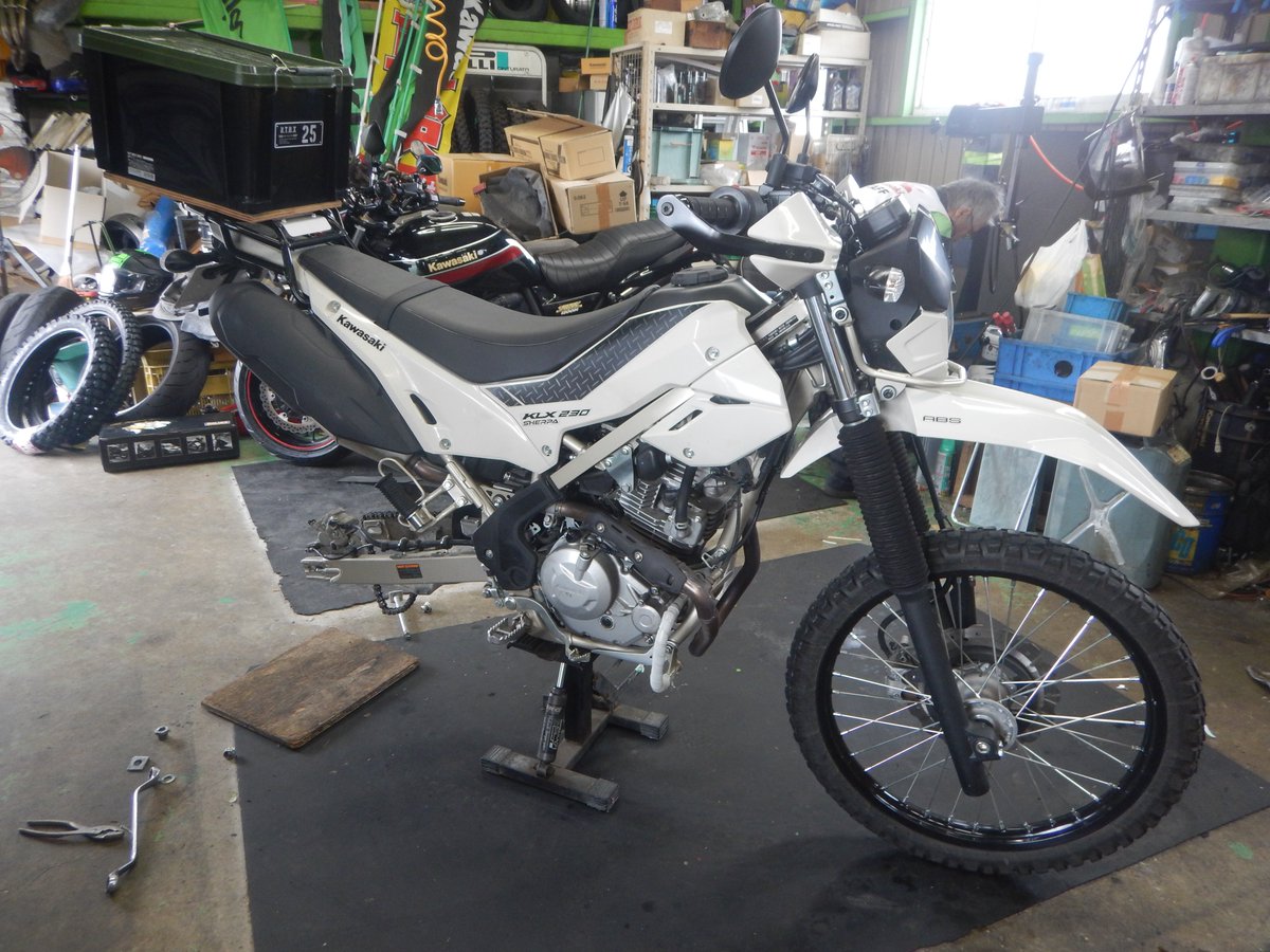 limegreen3107's tweet photo. おはようございます☁️「うれしい日＆女カワサキ様👩‍🦰」がありました🥳Ｚ２５０ＳＬ🏍️Ｔ・Ｓ様です😊
２０２６年９月２６日納車㊗️免許取得から月日が経っていて心配していましたが、走り出したらあっと言う間に見えなくなった😊
安全運転でいきましょう🏍️💨💨💨
整備工場ではタイヤ交換が始まりました🧑‍🔧 https://t.co/nOoN7NtmzL