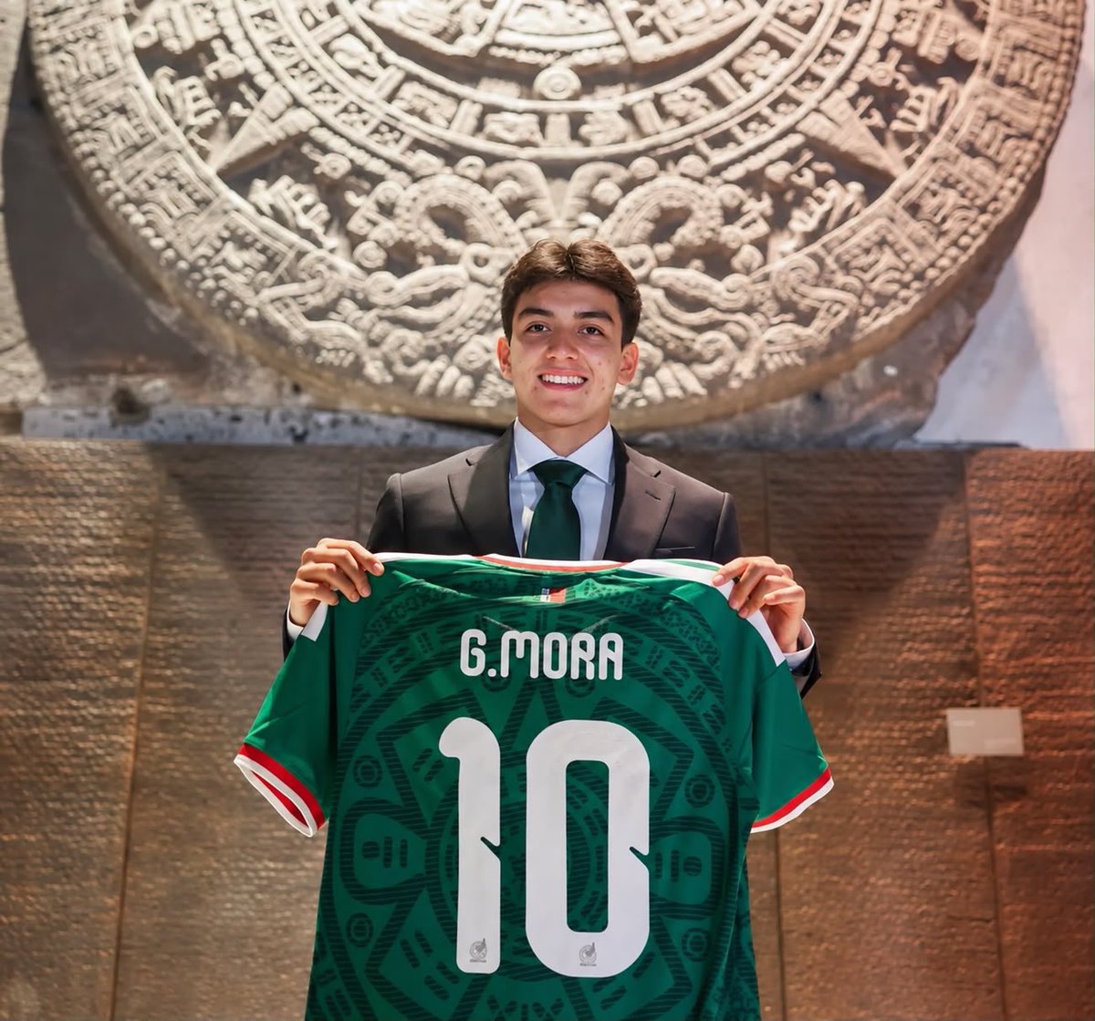 BlueCFM_'s tweet photo. Que deleite es ver jugar a Gilberto Mora, con 17 años es con diferencia el mejor de México https://t.co/dumZU23VrM