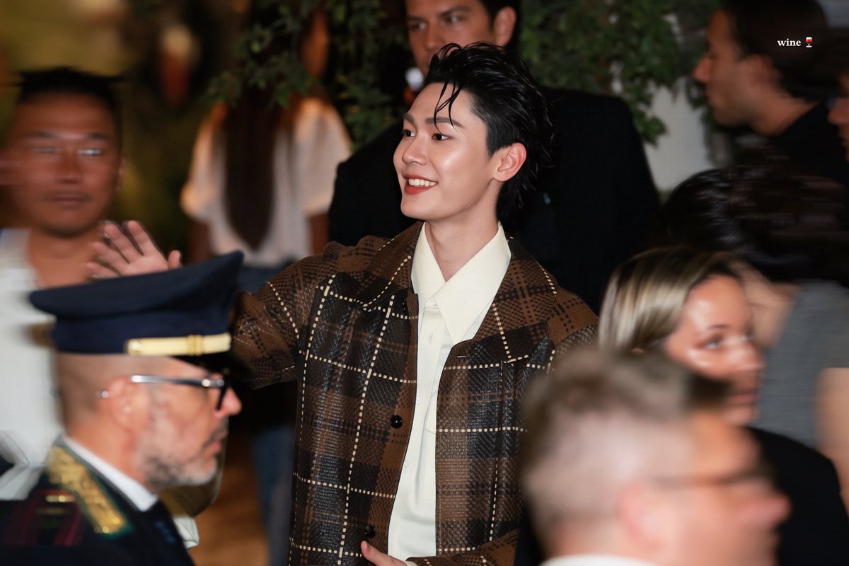 aperol_wine's tweet photo. ` 260926 🐶🤎🍷

DEW X BOTTEGA VENETA MFWSS27
#BottegaVenetaXDew 

@dew_jsu #dew_jsu

#BottegaVeneta
#BottegaVenetaSummer2027 https://t.co/ZE2LnR8Dhz