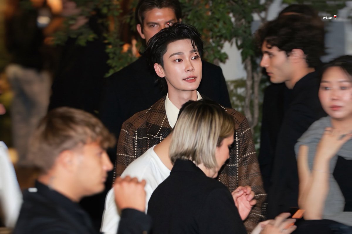 aperol_wine's tweet photo. ` 260926 🐶🤎🍷

DEW X BOTTEGA VENETA MFWSS27
#BottegaVenetaXDew 

@dew_jsu #dew_jsu

#BottegaVeneta
#BottegaVenetaSummer2027 https://t.co/ZE2LnR8Dhz